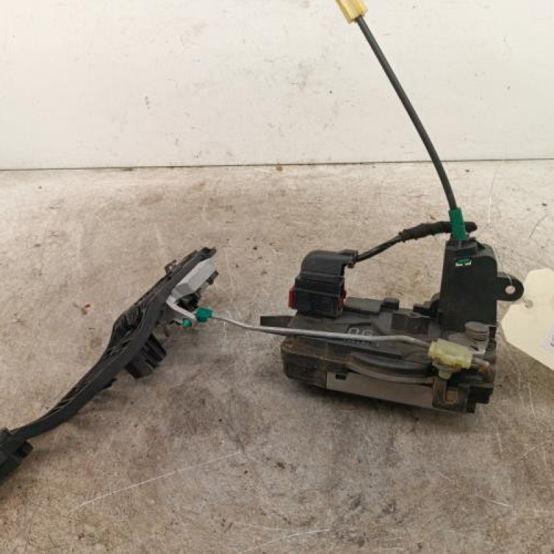 Serrure avant droit OPEL ZAFIRA B Serrure avant droit OPEL ZAFIRA B