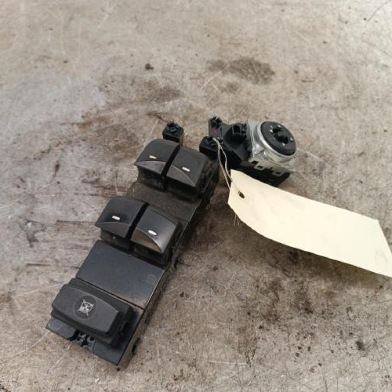 Interrupteur de leve vitre avant gauche HYUNDAI I 30 2