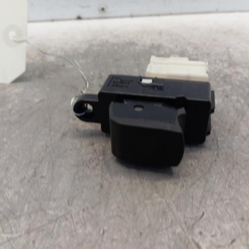 Interrupteur de leve vitre arriere droit SUZUKI SWIFT 5