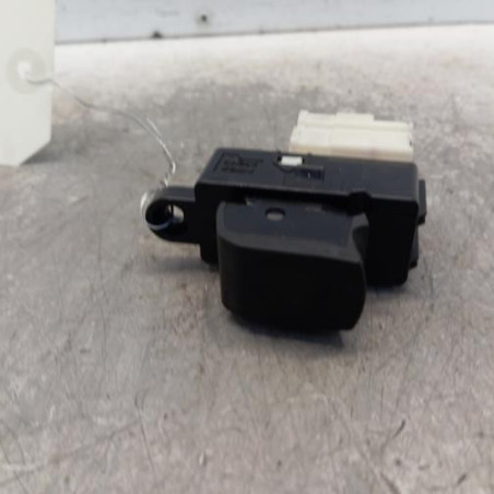 Interrupteur de leve vitre arriere droit SUZUKI SWIFT 5 Photo n°1