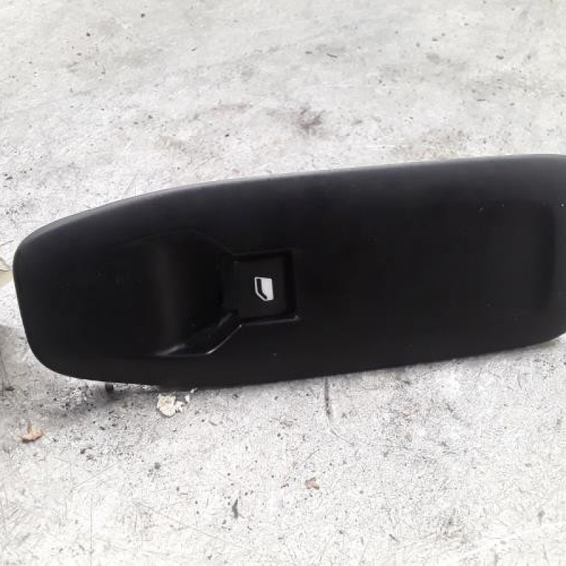 Interrupteur de leve vitre avant droit PEUGEOT 2008 1