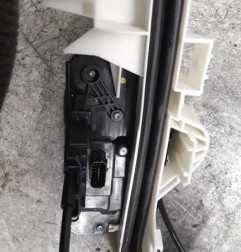 Serrure avant droit FORD PUMA 2