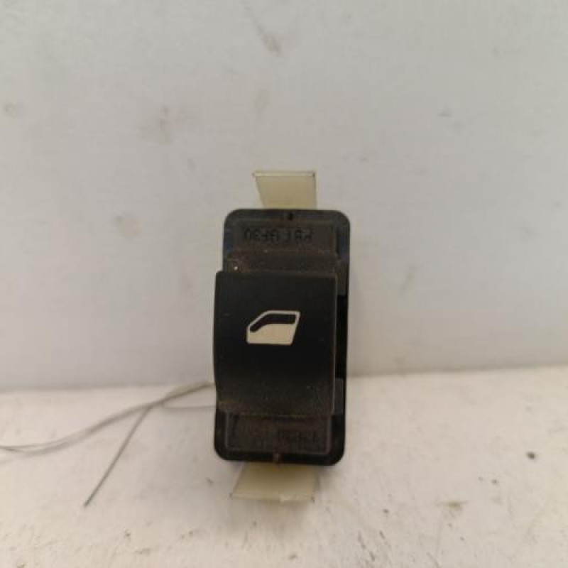 Interrupteur de leve vitre arriere droit PEUGEOT 508 1 SW