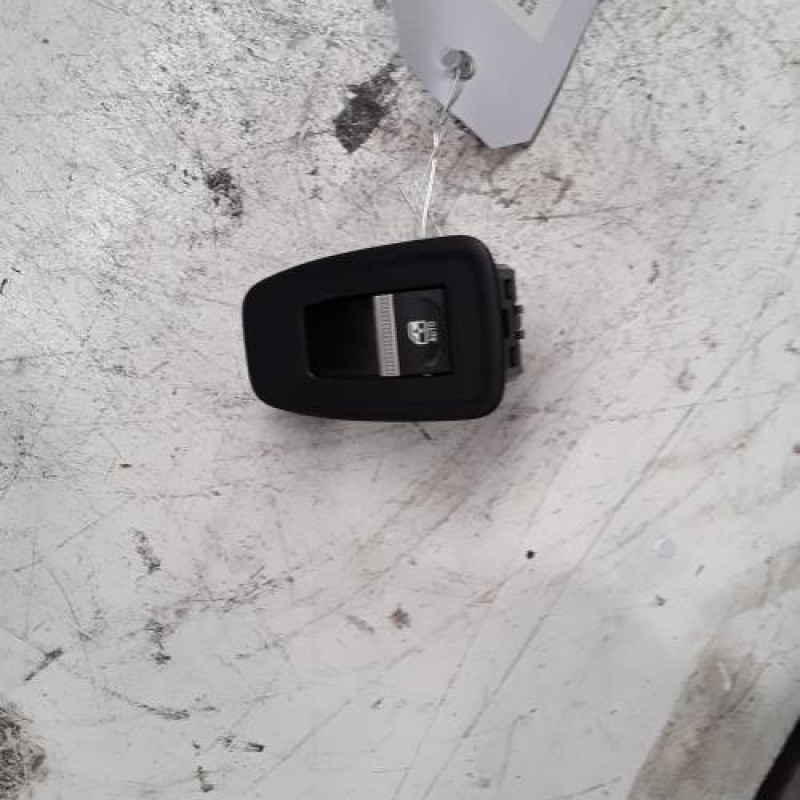 Interrupteur de leve vitre avant droit RENAULT MEGANE 5