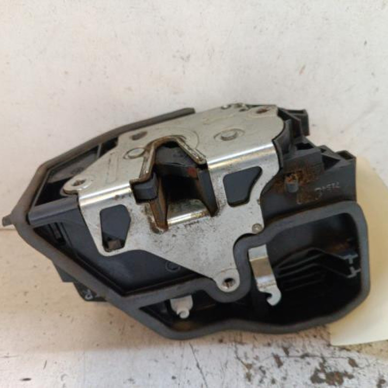 Serrure arriere droit BMW X3 E83 Serrure arriere droit BMW X3 E83