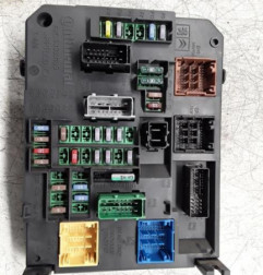 Porte fusible CITROEN C4 2 Photo n°1