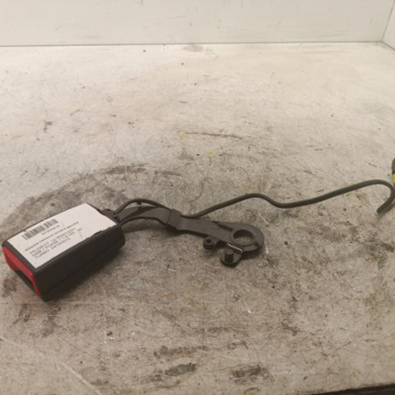 Attache ceinture arriere gauche PEUGEOT 5008 1