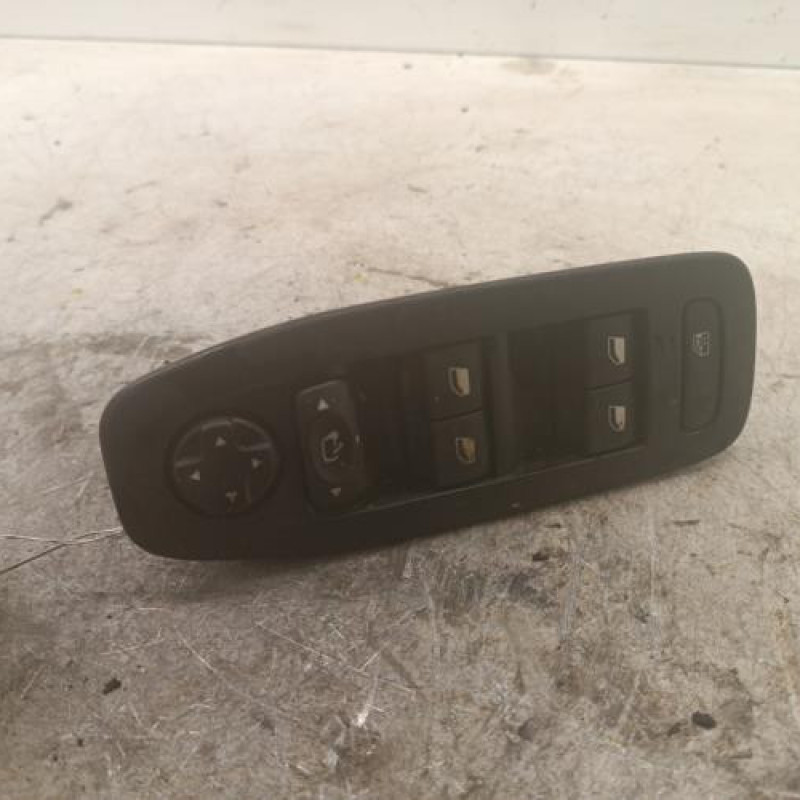 Interrupteur de leve vitre avant gauche PEUGEOT 208 1