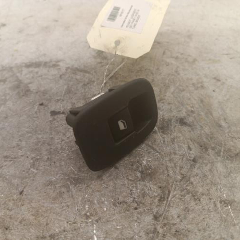 Interrupteur de leve vitre arriere droit PEUGEOT 208 1