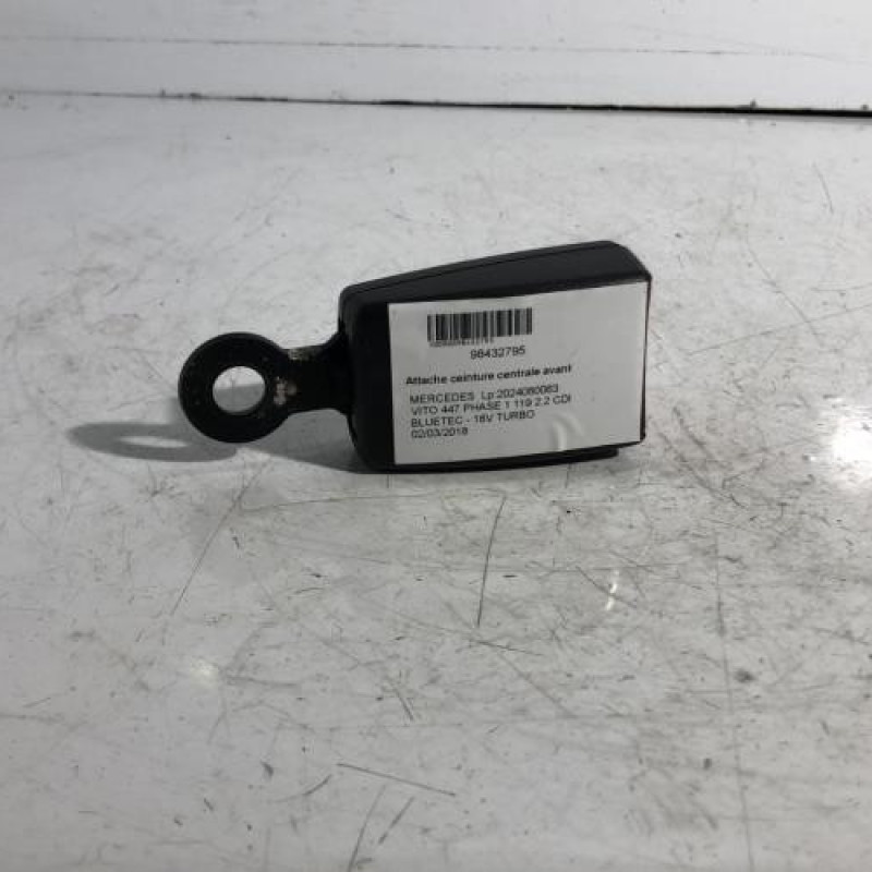 Attache ceinture centrale avant MERCEDES VITO 447