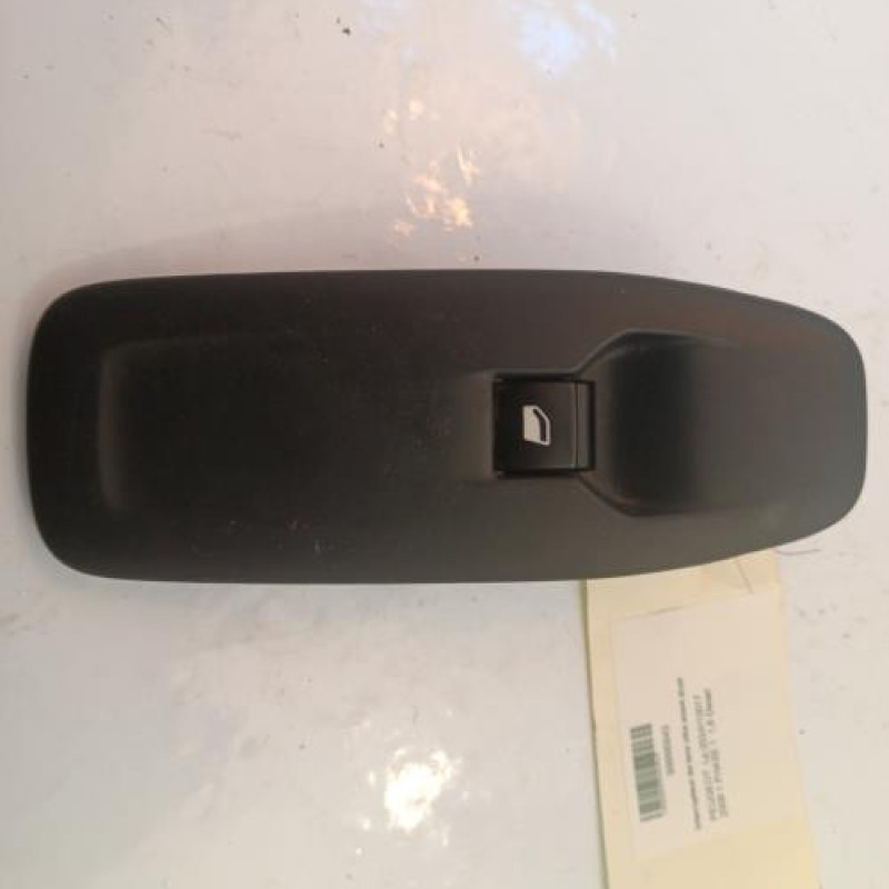 Interrupteur de leve vitre avant droit PEUGEOT 2008 1