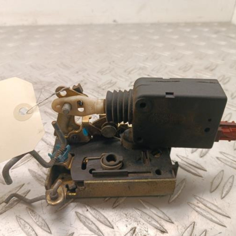 Serrure avant droit PEUGEOT 106
