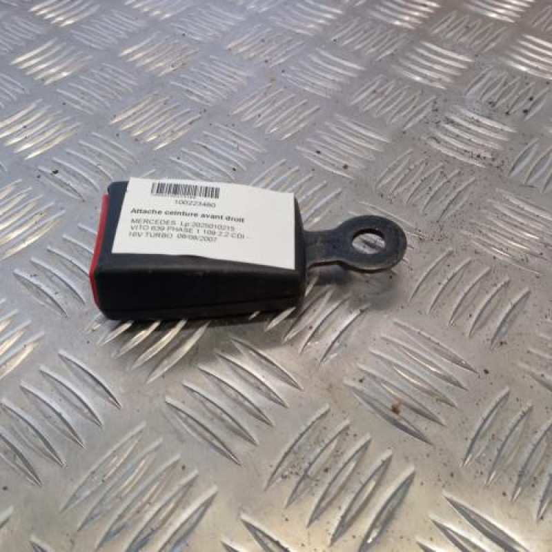 Attache ceinture avant droit MERCEDES VITO 639