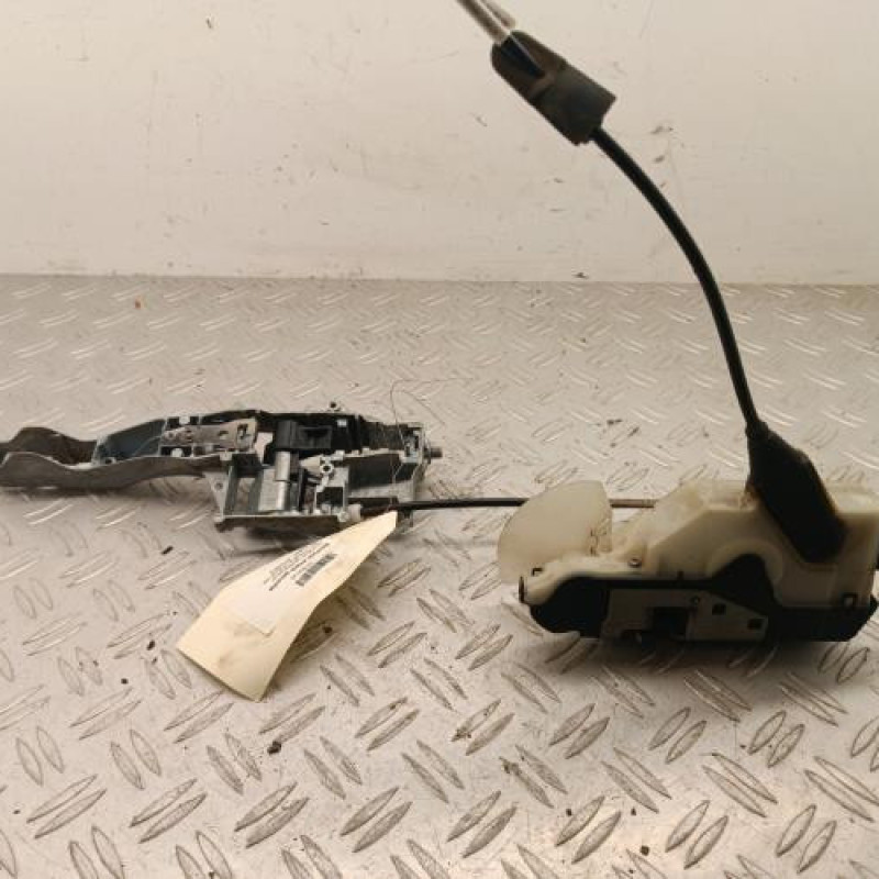 Serrure avant gauche PEUGEOT 208 1