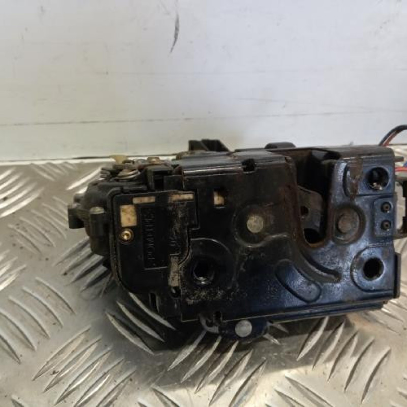 Serrure avant gauche VOLKSWAGEN GOLF 4 Serrure avant gauche VOLKSWAGEN GOLF 4