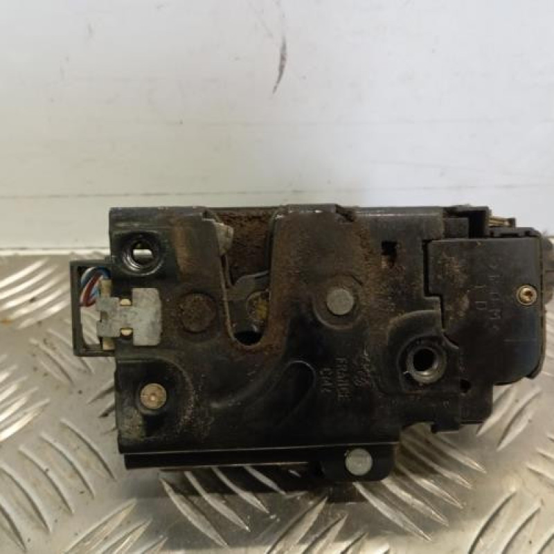 Serrure avant droit VOLKSWAGEN GOLF 4 Serrure avant droit VOLKSWAGEN GOLF 4