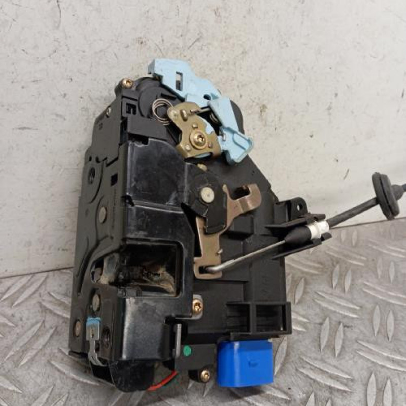 Serrure avant gauche VOLKSWAGEN GOLF 5 Serrure avant gauche VOLKSWAGEN GOLF 5