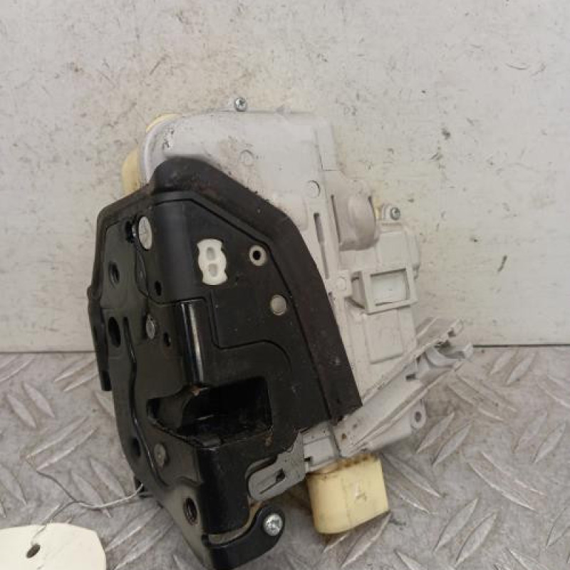 Serrure avant gauche VOLKSWAGEN PASSAT 5