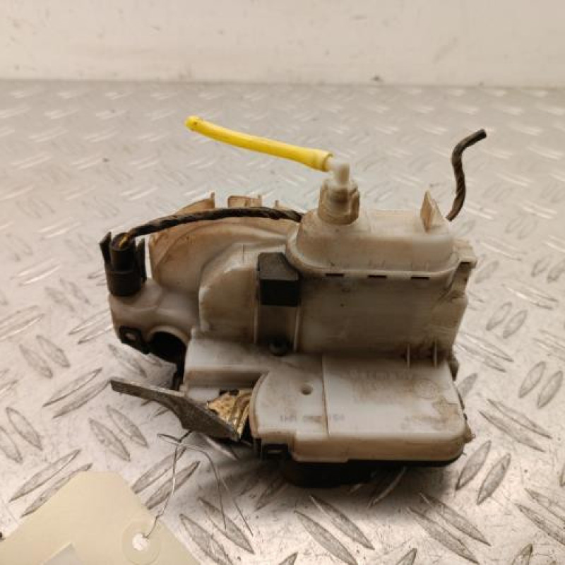 Serrure avant droit VOLKSWAGEN POLO 3 Serrure avant droit VOLKSWAGEN POLO 3