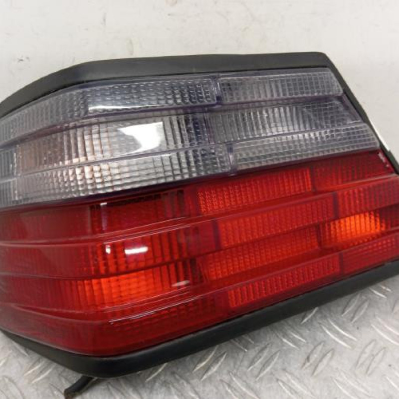 Feu arriere principal gauche (feux) MERCEDES 230 C124 Feu arriere principal gauche (feux) MERCEDES 230 C124