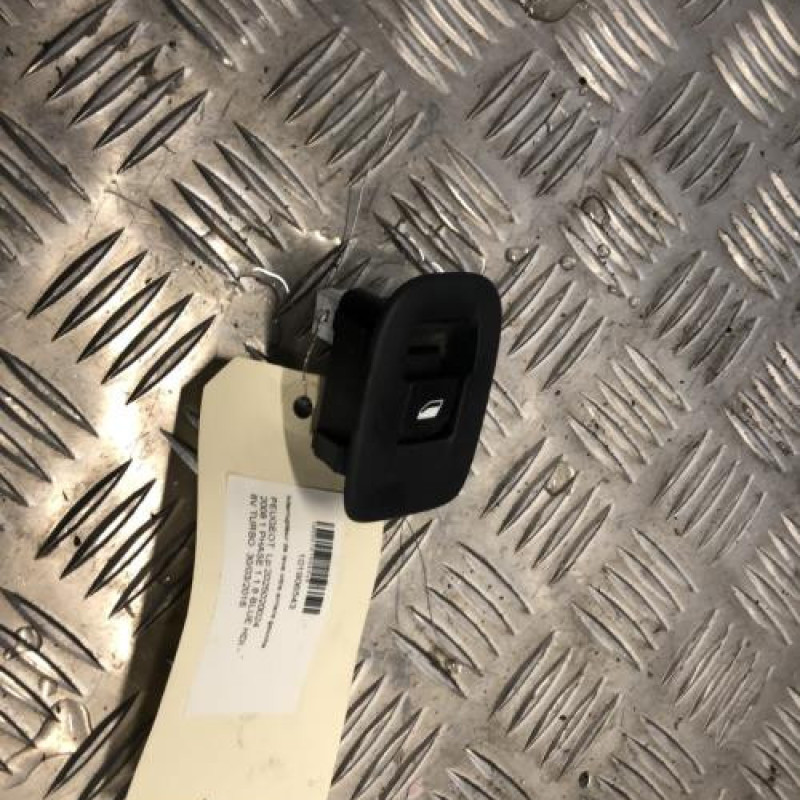 Interrupteur de leve vitre arriere gauche PEUGEOT 2008 1