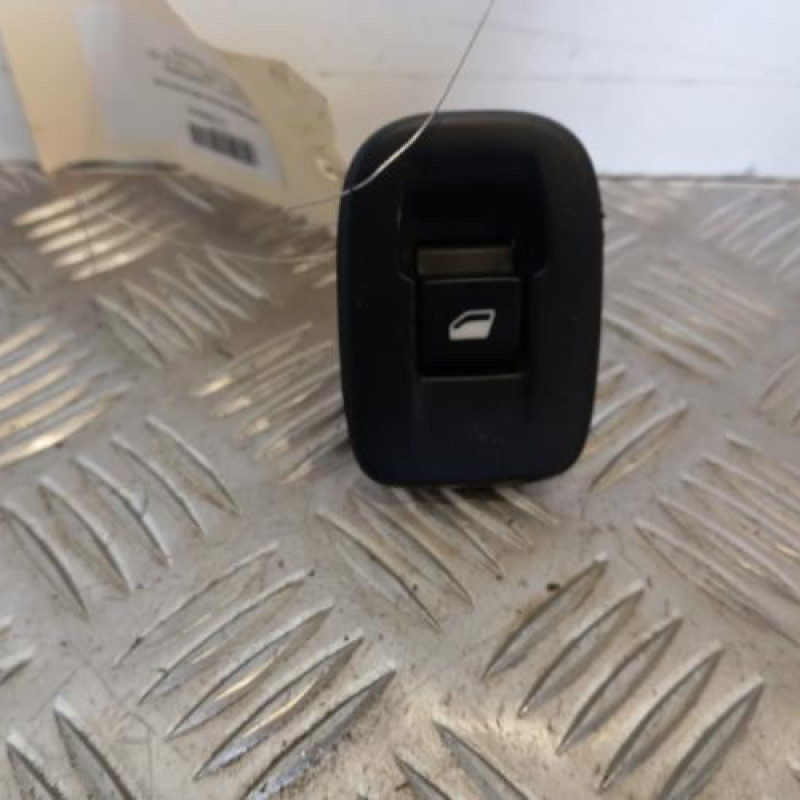 Interrupteur de leve vitre arriere droit PEUGEOT 2008 1