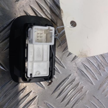 Interrupteur de leve vitre arriere droit PEUGEOT 2008 1