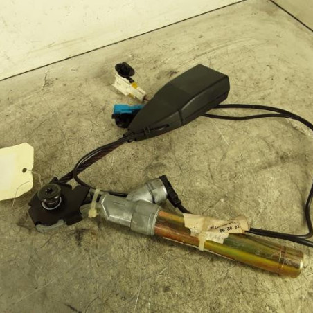 Attache ceinture avant gauche RENAULT CLIO 2 Photo n°1