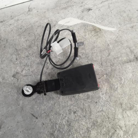 Attache ceinture avant droit FIAT 500 2