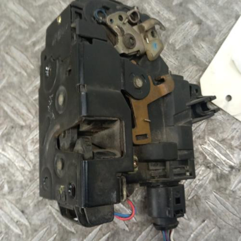 Serrure avant gauche VOLKSWAGEN LUPO Serrure avant gauche VOLKSWAGEN LUPO