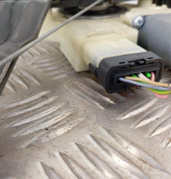 Leve vitre electrique avant gauche PEUGEOT 308 2 SW Photo n°6