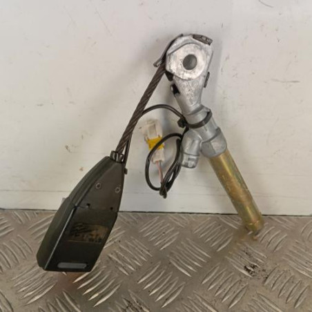 Attache ceinture avant gauche RENAULT CLIO 2
