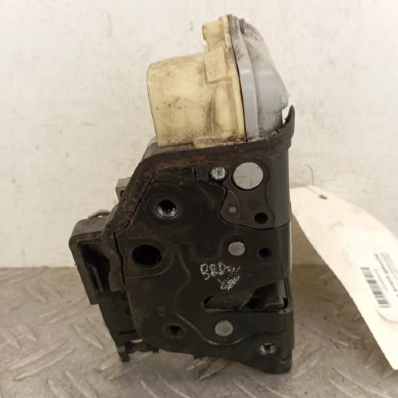Serrure avant gauche VOLKSWAGEN PASSAT 5 Serrure avant gauche VOLKSWAGEN PASSAT 5