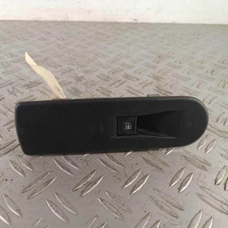 Interrupteur de leve vitre avant droit RENAULT CLIO 4