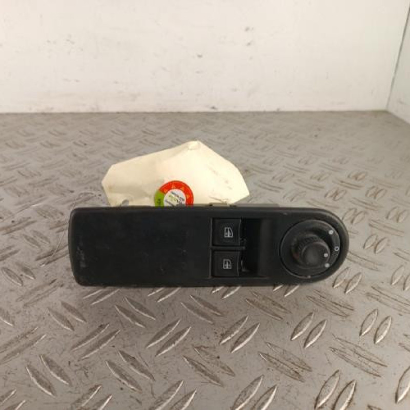 Interrupteur de leve vitre avant gauche RENAULT CLIO 4
