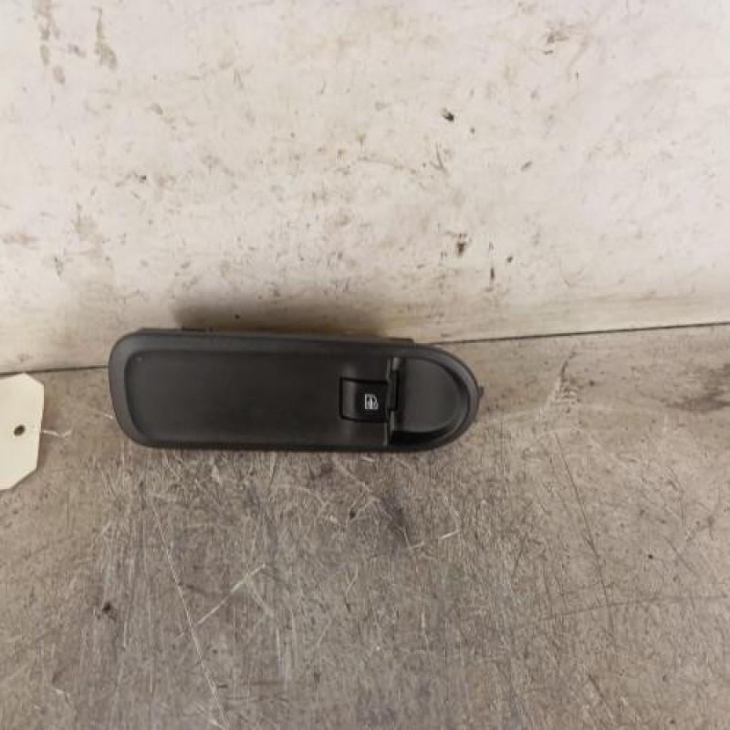 Interrupteur de leve vitre avant droit DACIA DUSTER 1
