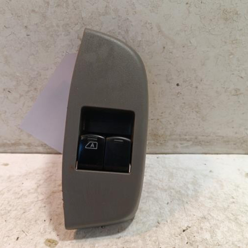 Interrupteur de leve vitre avant gauche NISSAN NV200