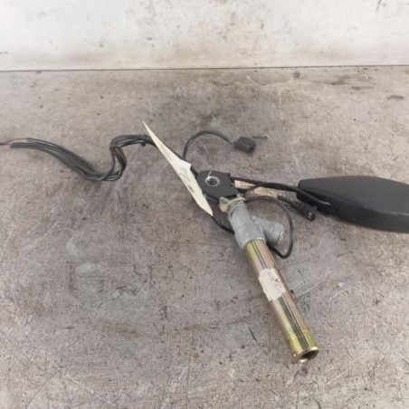 Attache ceinture avant gauche RENAULT CLIO 2 Photo n°1