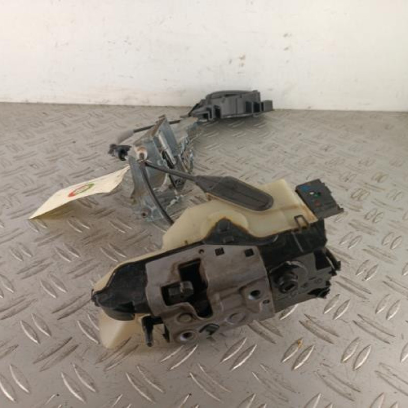 Serrure avant gauche PEUGEOT 208 1