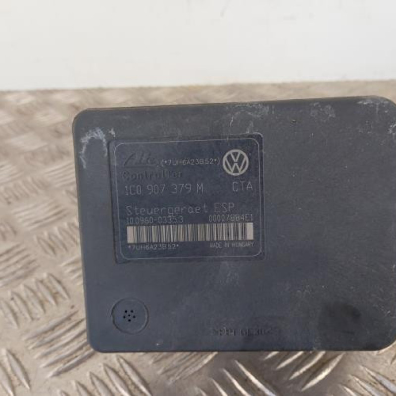 Bloc ABS (freins anti-blocage) VOLKSWAGEN NEW BEETLE 1 Bloc ABS (freins anti-blocage) VOLKSWAGEN NEW BEETLE 1