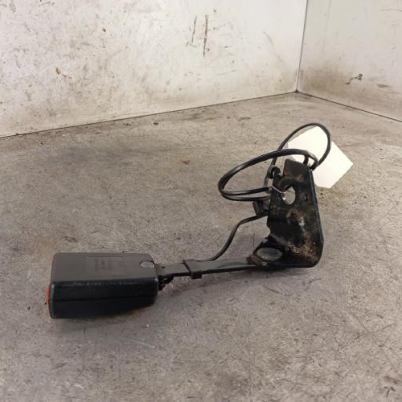 Attache ceinture arriere gauche PEUGEOT 3008 1