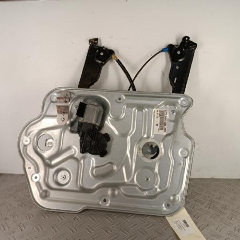 Leve vitre electrique avant droit NISSAN QASHQAI 1