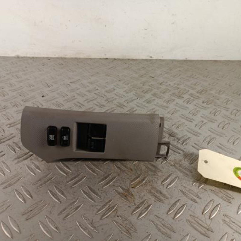 Interrupteur de leve vitre avant gauche TOYOTA YARIS 2