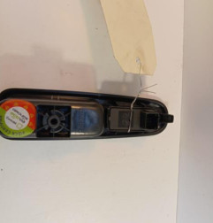 Interrupteur de leve vitre arriere droit PEUGEOT 5008 1
