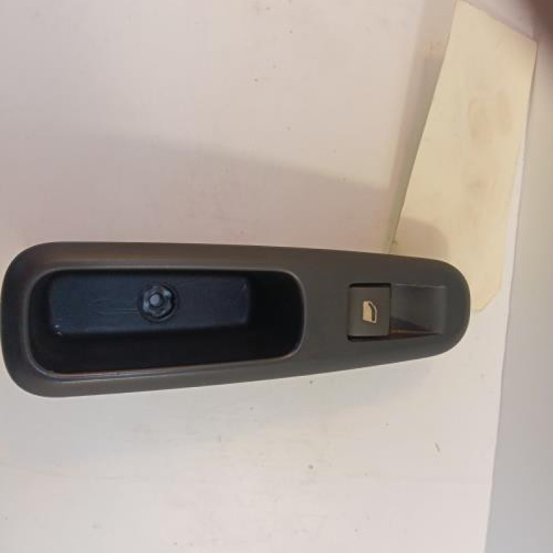 Interrupteur de leve vitre arriere gauche PEUGEOT 5008 1