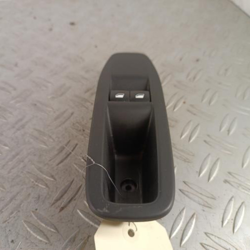 Interrupteur de leve vitre avant gauche PEUGEOT 208 1