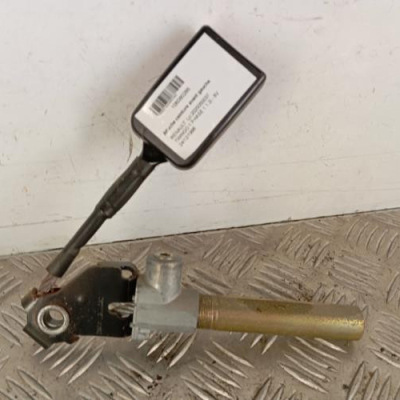 Attache ceinture avant gauche RENAULT TWINGO 1
