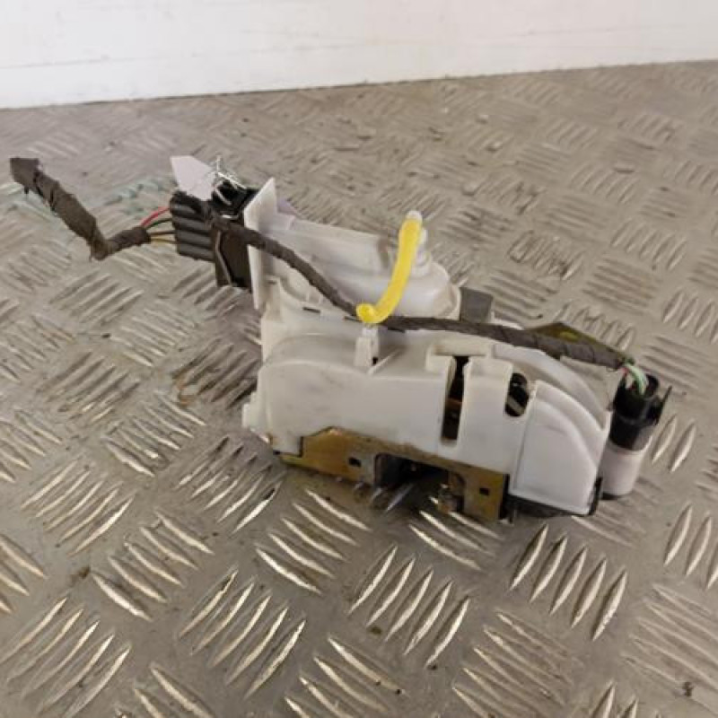 Serrure avant droit VOLKSWAGEN GOLF 3 Serrure avant droit VOLKSWAGEN GOLF 3