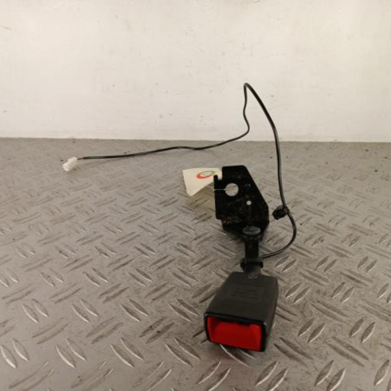Attache ceinture arriere gauche PEUGEOT 3008 1