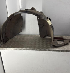 Pare boue avant droit PEUGEOT 208 1